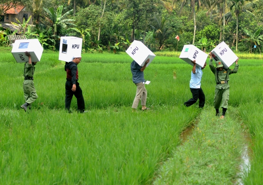 Perjuangan Petugas KPPS Distribusikan Logistik Pemilu ke TPS