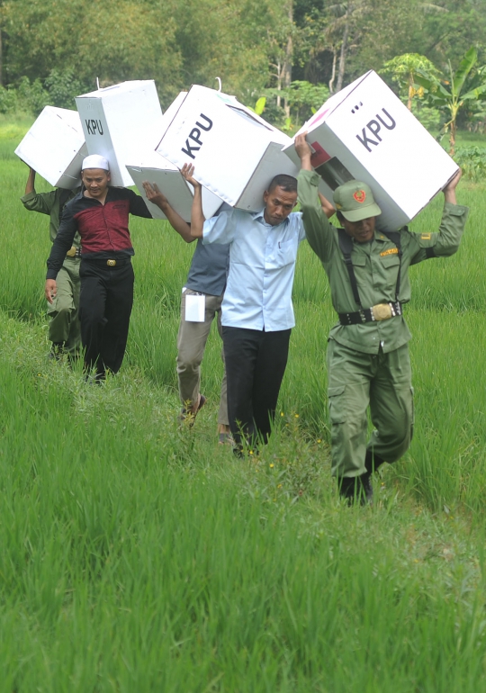 Perjuangan Petugas KPPS Distribusikan Logistik Pemilu ke TPS