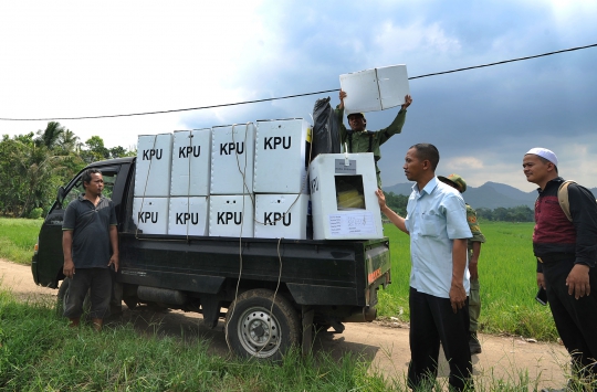 Perjuangan Petugas KPPS Distribusikan Logistik Pemilu ke TPS