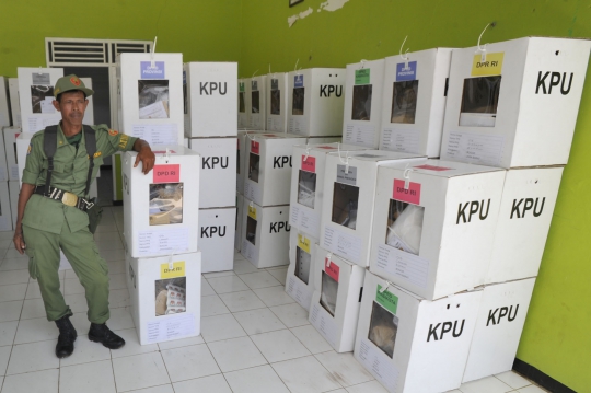 Perjuangan Petugas KPPS Distribusikan Logistik Pemilu ke TPS