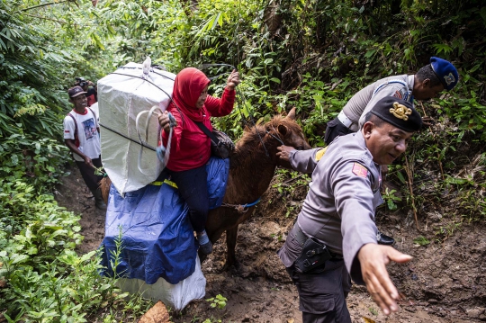 Menembus Hutan dan Menerjang Sungai, Beginilah Sulitnya Mengantar Logistik Pemilu