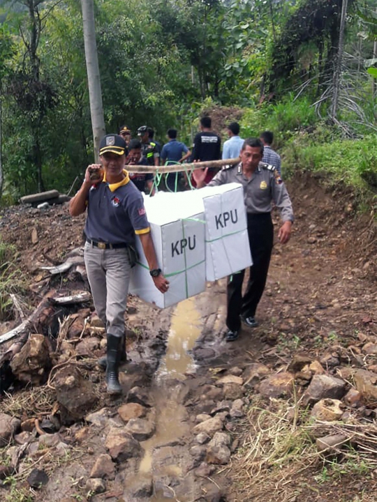 Menembus Hutan dan Menerjang Sungai, Beginilah Sulitnya Mengantar Logistik Pemilu