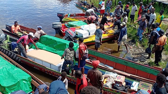 Menembus Hutan dan Menerjang Sungai, Beginilah Sulitnya Mengantar Logistik Pemilu