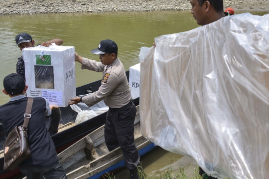 Menembus Hutan dan Menerjang Sungai, Beginilah Sulitnya Mengantar Logistik Pemilu