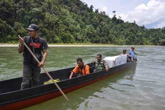 Menembus Hutan dan Menerjang Sungai, Beginilah Sulitnya Mengantar Logistik Pemilu