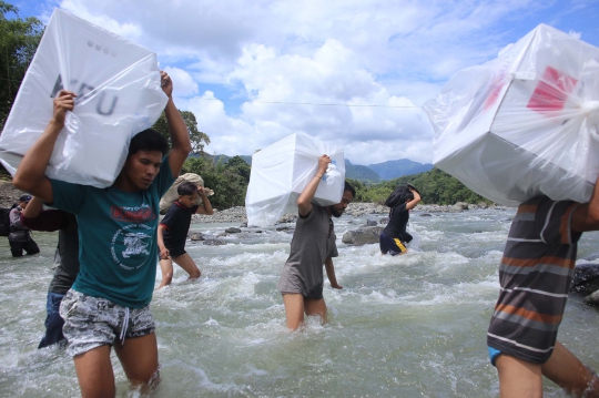 Menembus Hutan dan Menerjang Sungai, Beginilah Sulitnya Mengantar Logistik Pemilu