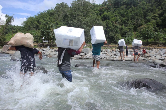 Menembus Hutan dan Menerjang Sungai, Beginilah Sulitnya Mengantar Logistik Pemilu