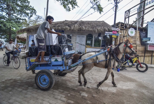 Menembus Hutan dan Menerjang Sungai, Beginilah Sulitnya Mengantar Logistik Pemilu