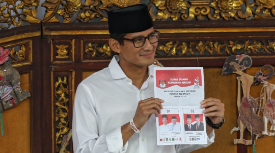 Sandiaga dan Istri Acungkan Salam Dua Jari Seusai Nyoblos