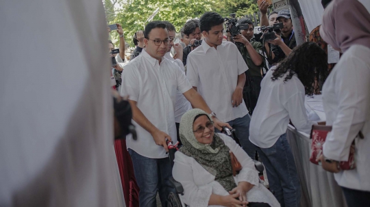 Kompak Berbaju Putih, Anies Baswedan dan Keluarga Nyoblos di TPS 60