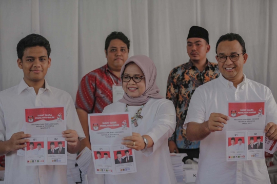 Kompak Berbaju Putih, Anies Baswedan dan Keluarga Nyoblos di TPS 60