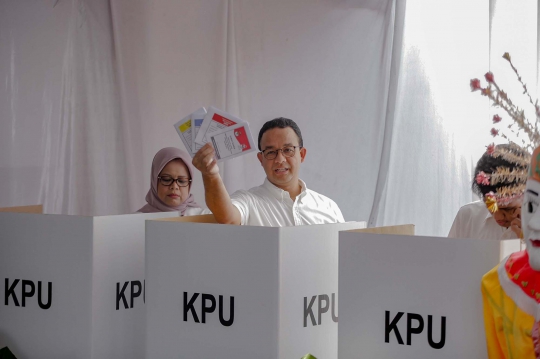 Kompak Berbaju Putih, Anies Baswedan dan Keluarga Nyoblos di TPS 60