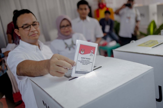 Kompak Berbaju Putih, Anies Baswedan dan Keluarga Nyoblos di TPS 60