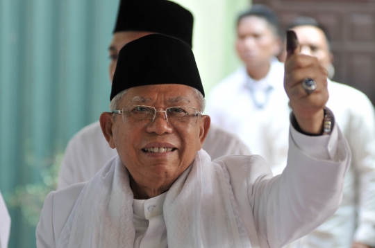 Salam Jempol Ma'ruf Amin Seusai Mencoblos