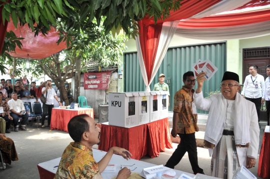 Antusiasme Warga Saksikan Ma'ruf Amin Nyoblos di Koja