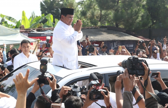 Prabowo Sapa Pendukungnya Seusai Nyoblos di Bojong Koneng