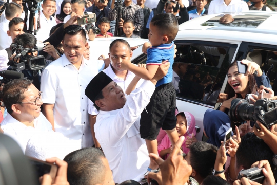 Prabowo Sapa Pendukungnya Seusai Nyoblos di Bojong Koneng