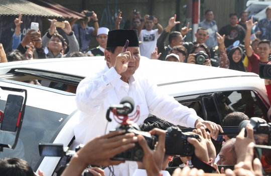 Prabowo Sapa Pendukungnya Seusai Nyoblos di Bojong Koneng