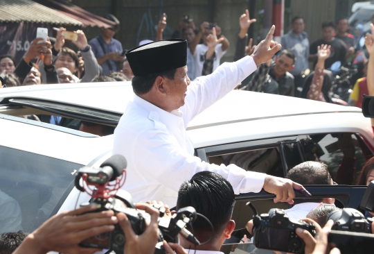 Prabowo Sapa Pendukungnya Seusai Nyoblos di Bojong Koneng