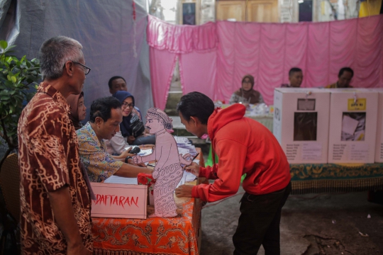 Tarik Pemilih, TPS Ini Dibuat Mirip Pesta Pernikahan Adat Jawa