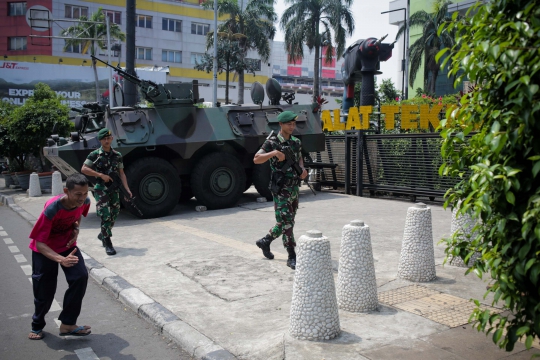 Prajurit TNI Jaga Pusat Perbelanjaan di Glodok