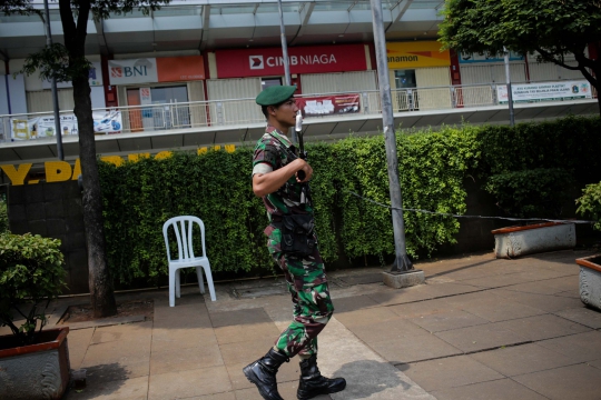 Prajurit TNI Jaga Pusat Perbelanjaan di Glodok