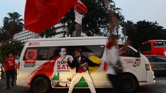 Unggul Hitung Cepat, Pendukung Jokowi-Ma'ruf Amin Keliling Bundaran HI