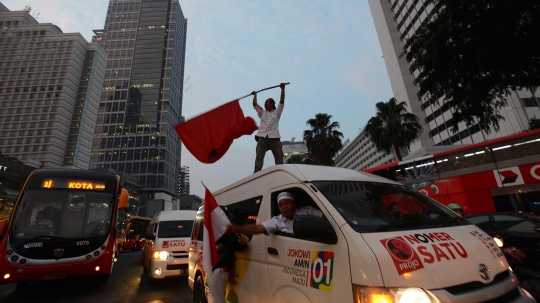Unggul Hitung Cepat, Pendukung Jokowi-Ma'ruf Amin Keliling Bundaran HI