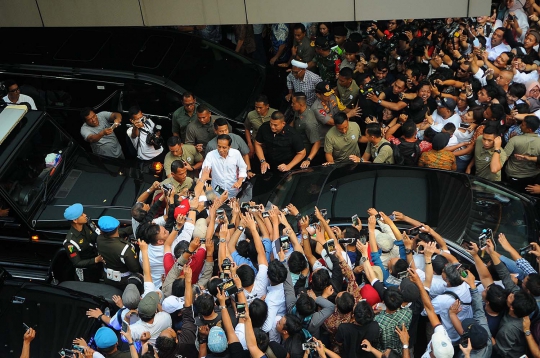 Jokowi Sapa Para Pendukung Usai Perhitungan Cepat