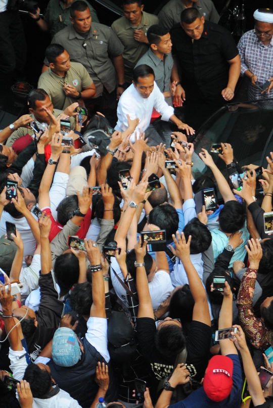 Jokowi Sapa Para Pendukung Usai Perhitungan Cepat