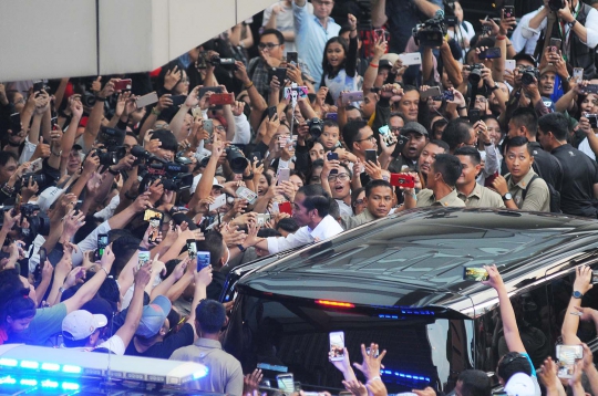 Jokowi Sapa Para Pendukung Usai Perhitungan Cepat