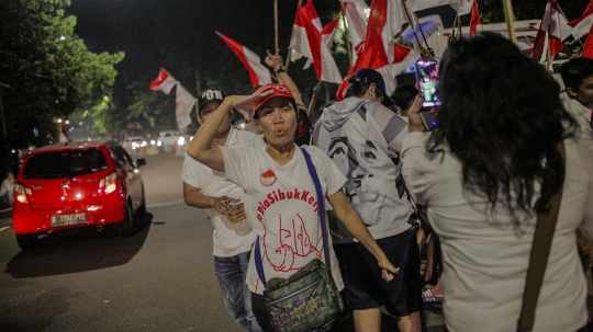 Pendukung Jokowi-Ma'ruf Pawai di Tugu Proklamasi
