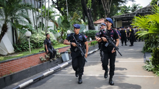 Prajurit TNI-Porli Amankan Gedung KPU