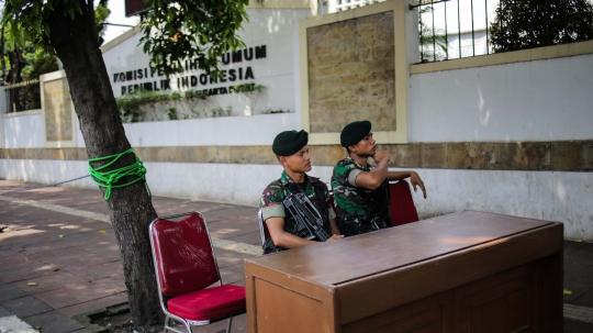 Prajurit TNI-Porli Amankan Gedung KPU