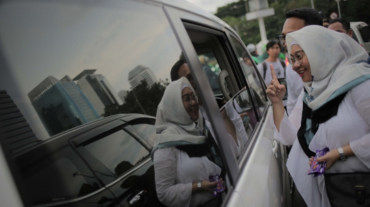 Relawan Millennial Jokowi-Ma'ruf Bagi-bagi Coklat di Patung Kuda