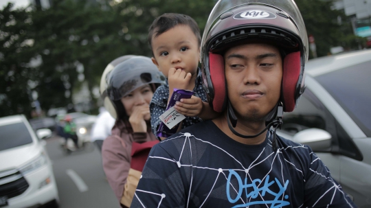 Relawan Millennial Jokowi-Ma'ruf Bagi-bagi Coklat di Patung Kuda