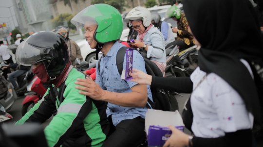 Relawan Millennial Jokowi-Ma'ruf Bagi-bagi Coklat di Patung Kuda