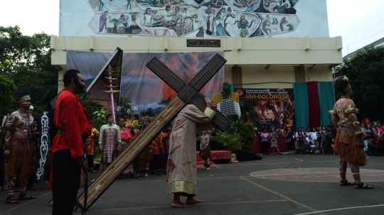 Menyaksikan Teatrikal Jalan Salib saat Peringatan Wafatnya Isa Almasih