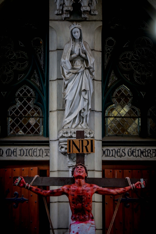 Melihat Drama Penyaliban Yesus di Gereja Katedral