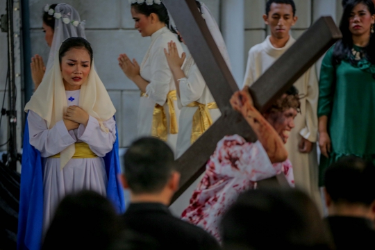 Melihat Drama Penyaliban Yesus di Gereja Katedral