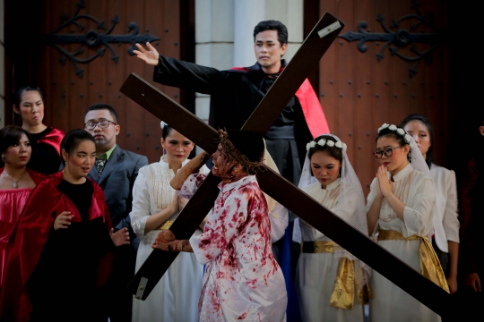 Melihat Drama Penyaliban Yesus di Gereja Katedral