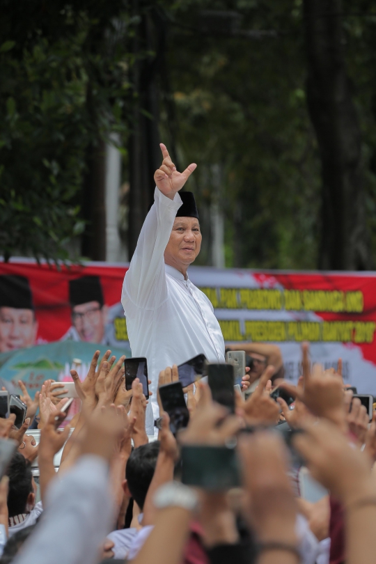 Prabowo Disambut Pendukung Usai Salat Jumat