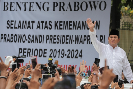 Prabowo Disambut Pendukung Usai Salat Jumat