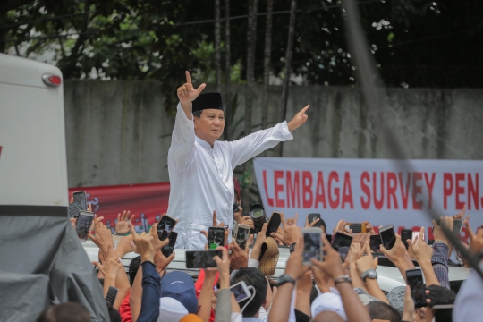 Prabowo Disambut Pendukung Usai Salat Jumat