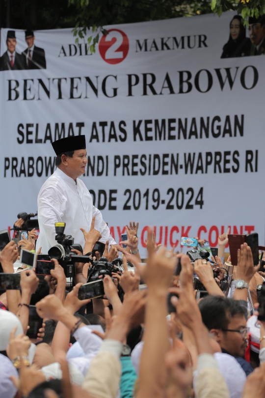 Prabowo Disambut Pendukung Usai Salat Jumat