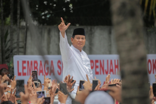 Prabowo Disambut Pendukung Usai Salat Jumat