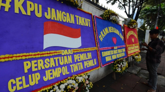 Karangan Bunga Dukung Kerja Maksimal Banjiri KPU