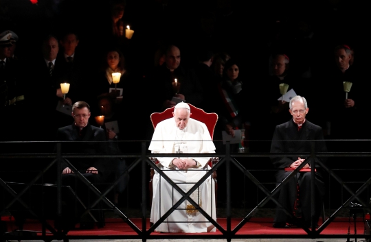 Paus Fransiskus Pimpin Ibadah Jumat Agung di Vatikan