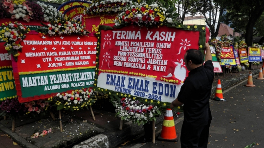 Karangan Bunga untuk KPU Terus Berdatangan