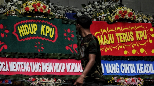 Karangan Bunga untuk KPU Terus Berdatangan